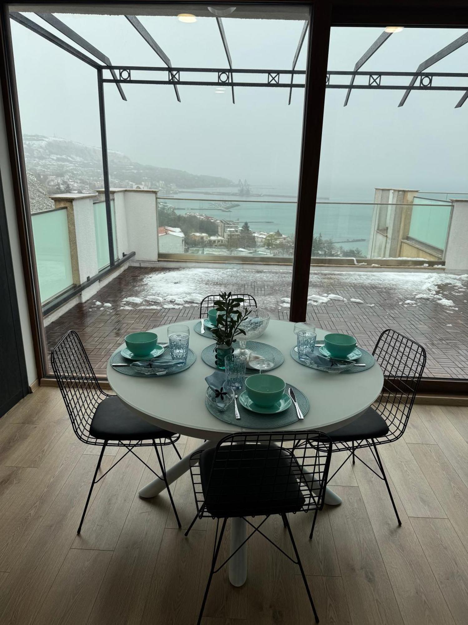 Queen's Penthouse Apartment
