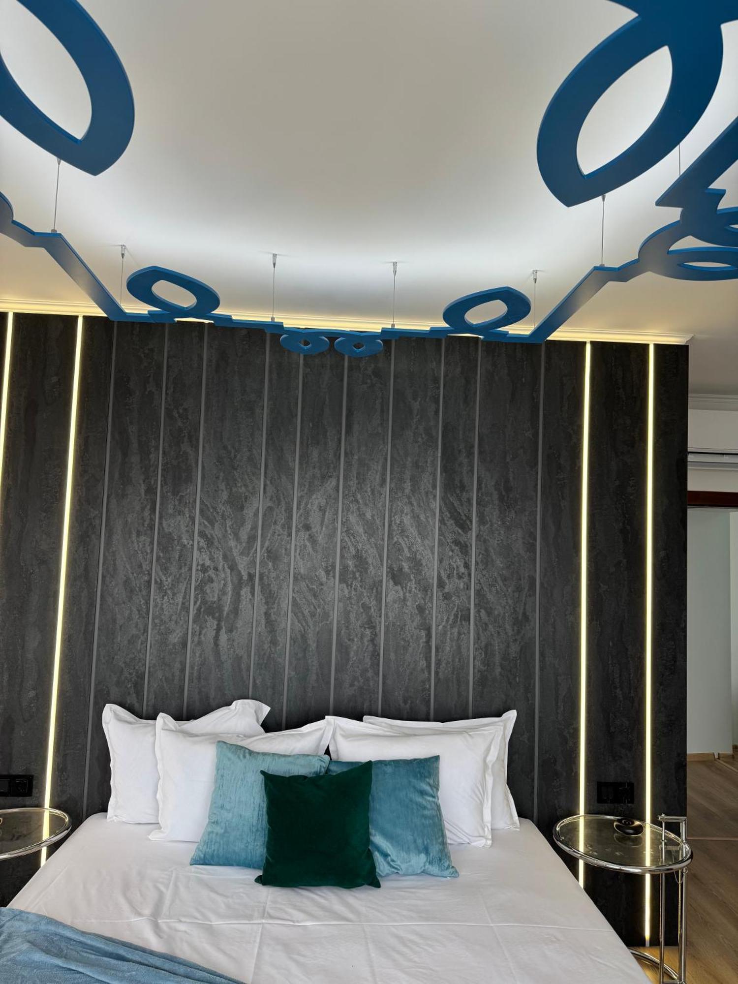 Queen's Penthouse Apartment *
