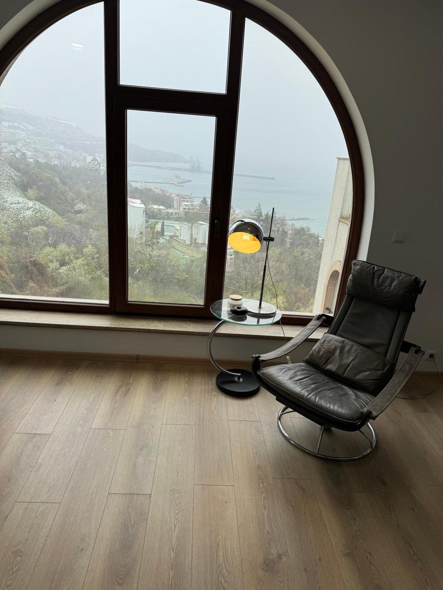 Queen's Penthouse Apartment *